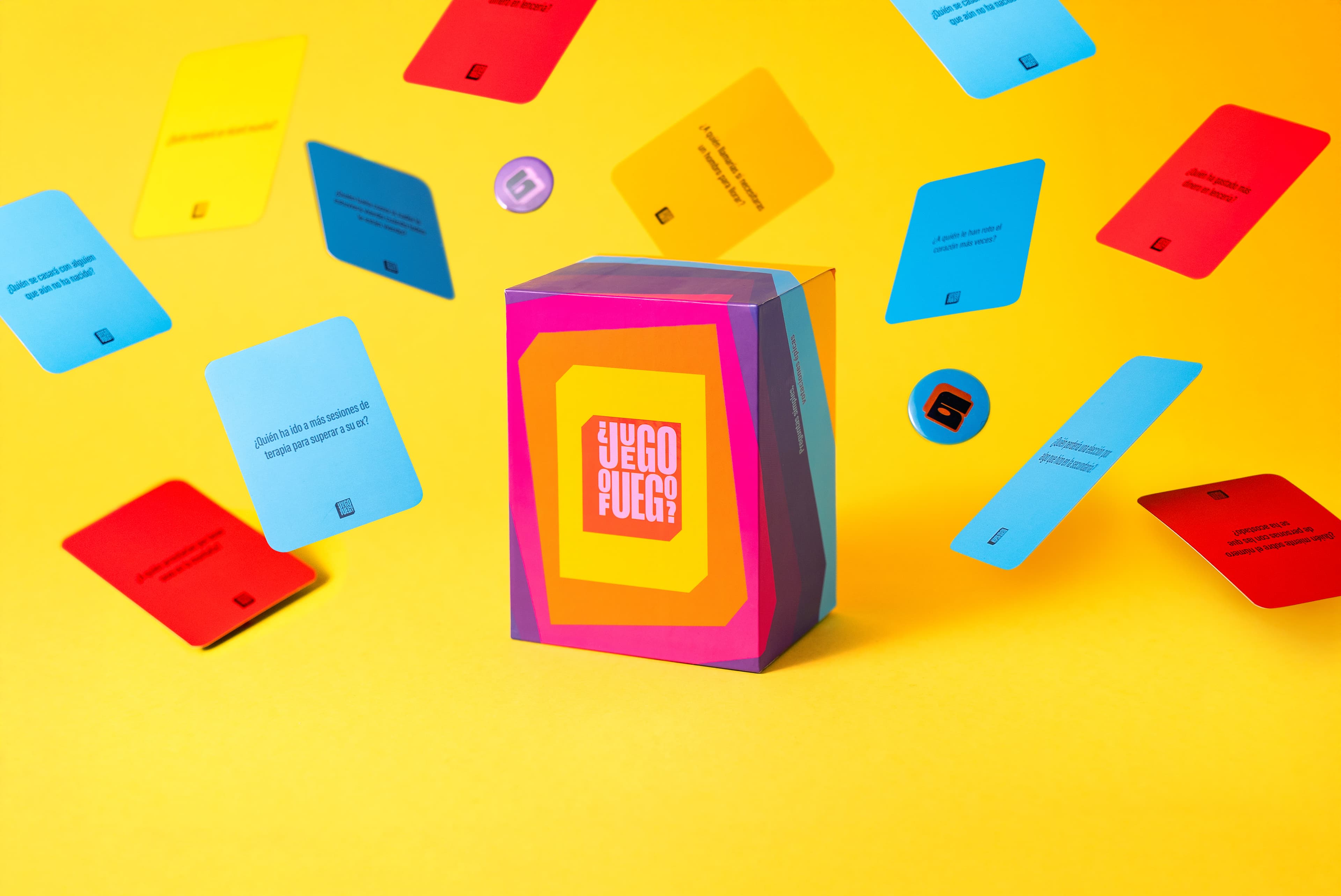 Cartas y copas sobre la mesa