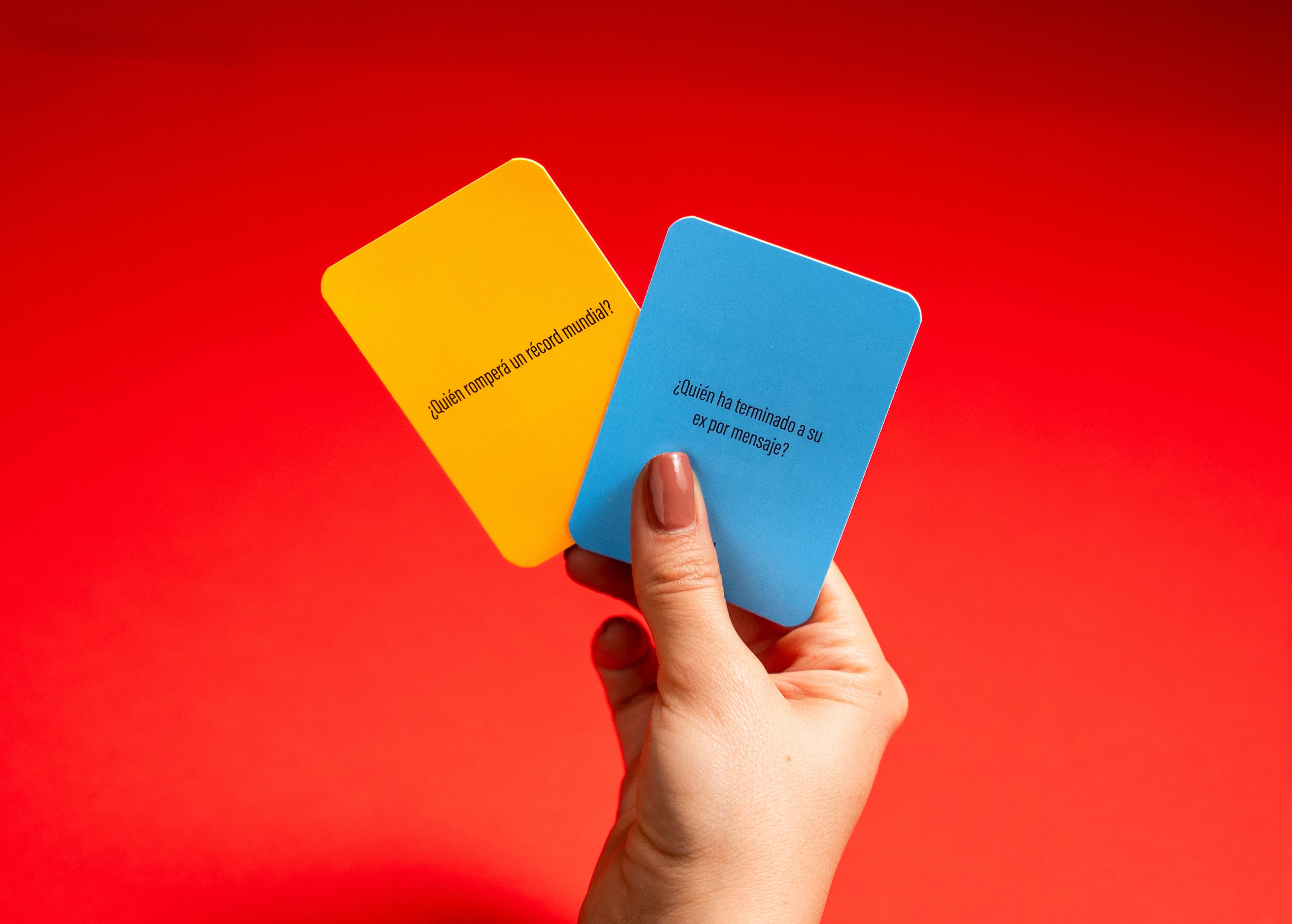 Grupo levantando cartas en ronda final