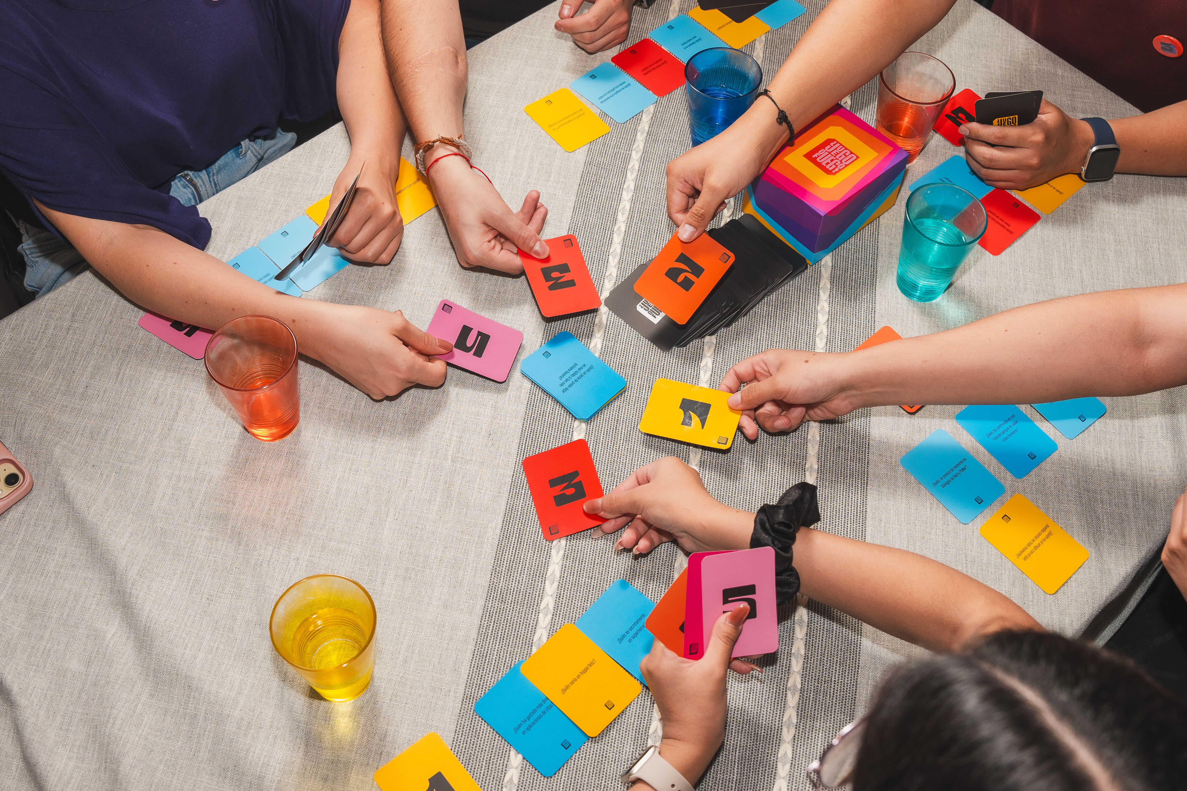 Manos colocando cartas durante la partida